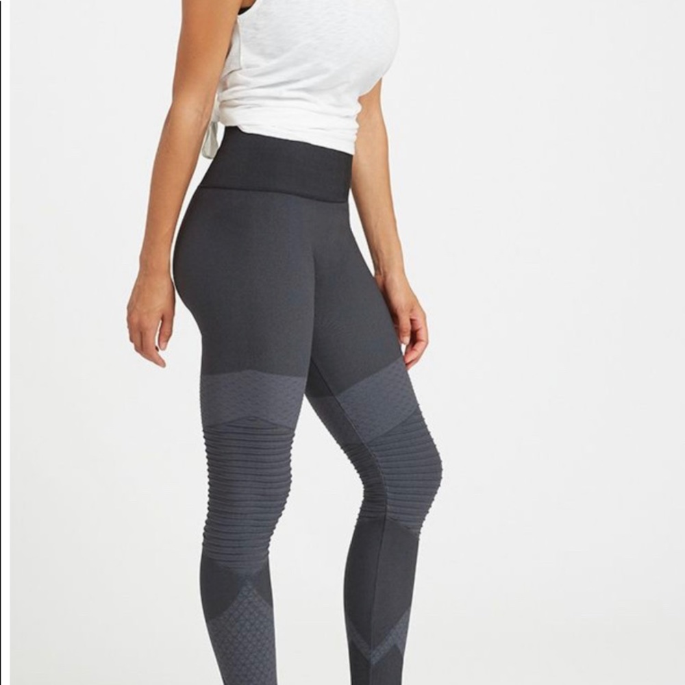 Spanx Sz L-Look at Me Now Seamless Motto Leggings - Picture 7 of 8
